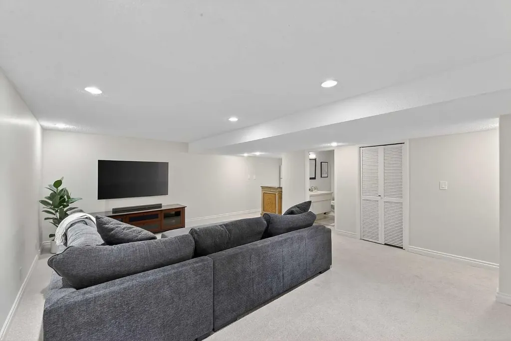 240 Canniff Place SW Calgary AB T2W 2L8