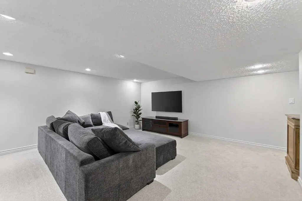240 Canniff Place SW Calgary AB T2W 2L8