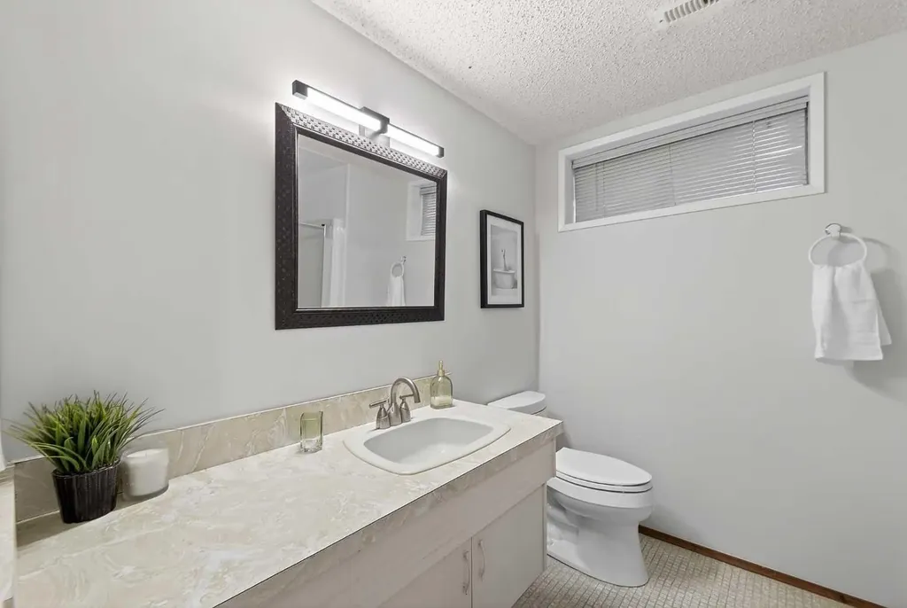 240 Canniff Place SW Calgary AB T2W 2L8