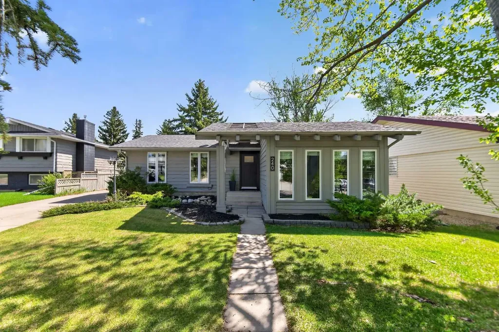 240 Canniff Place SW Calgary AB T2W 2L8