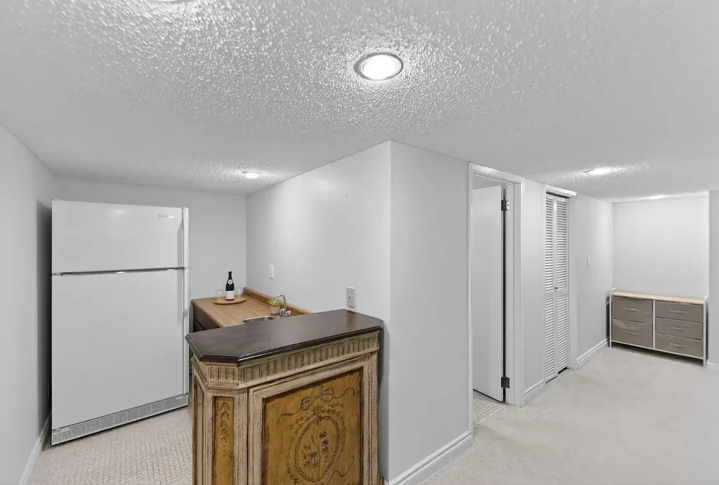 240 Canniff Place SW Calgary AB T2W 2L8