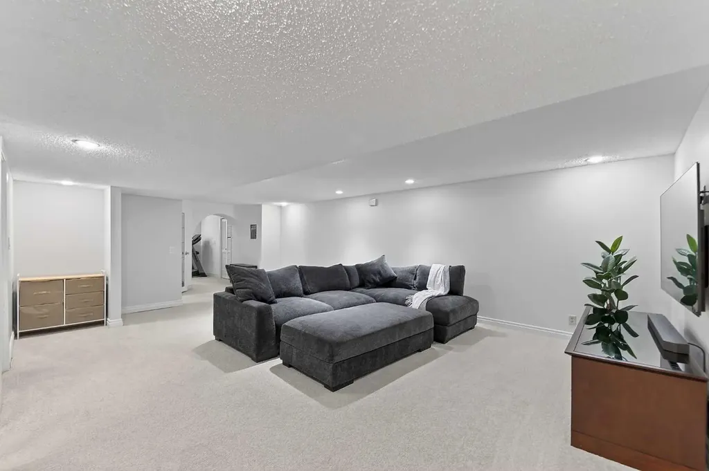 240 Canniff Place SW Calgary AB T2W 2L8