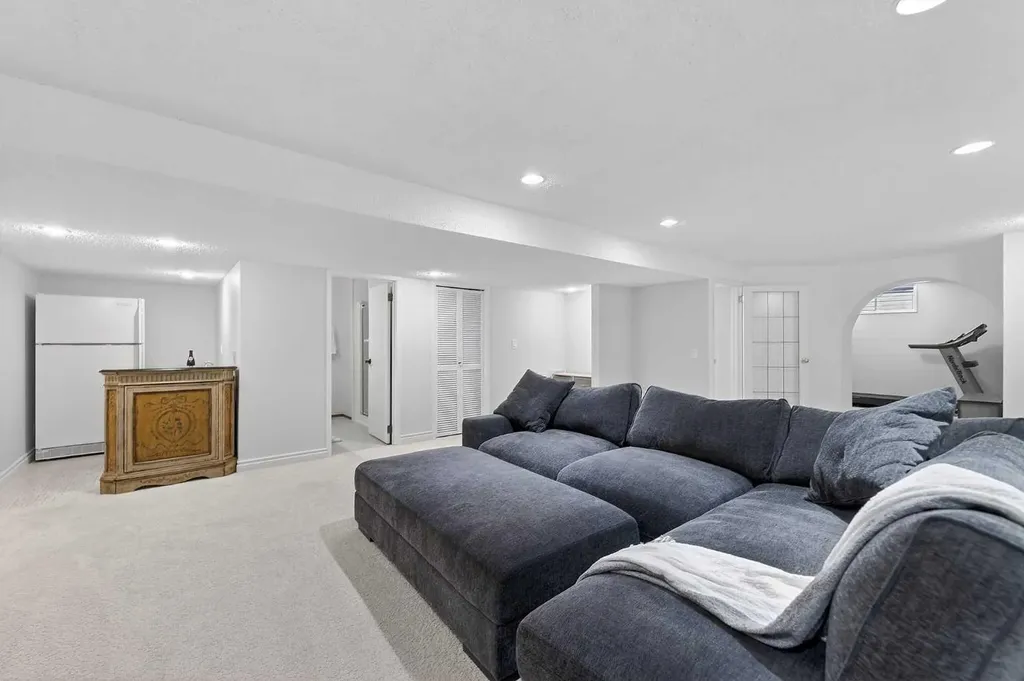 240 Canniff Place SW Calgary AB T2W 2L8
