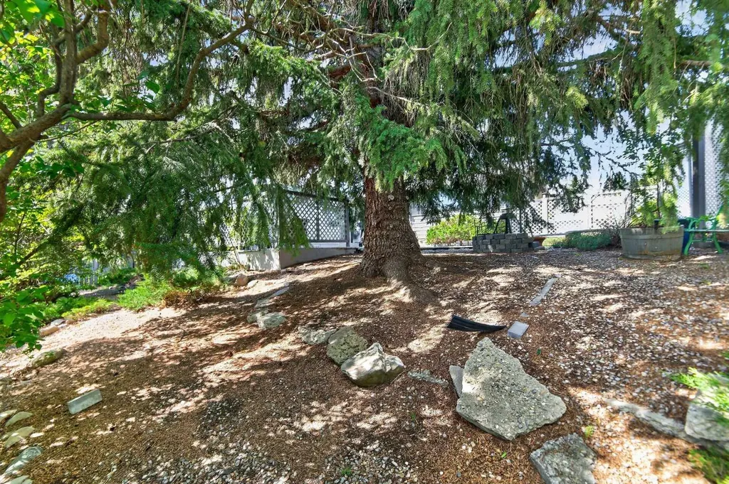240 Canniff Place SW Calgary AB T2W 2L8