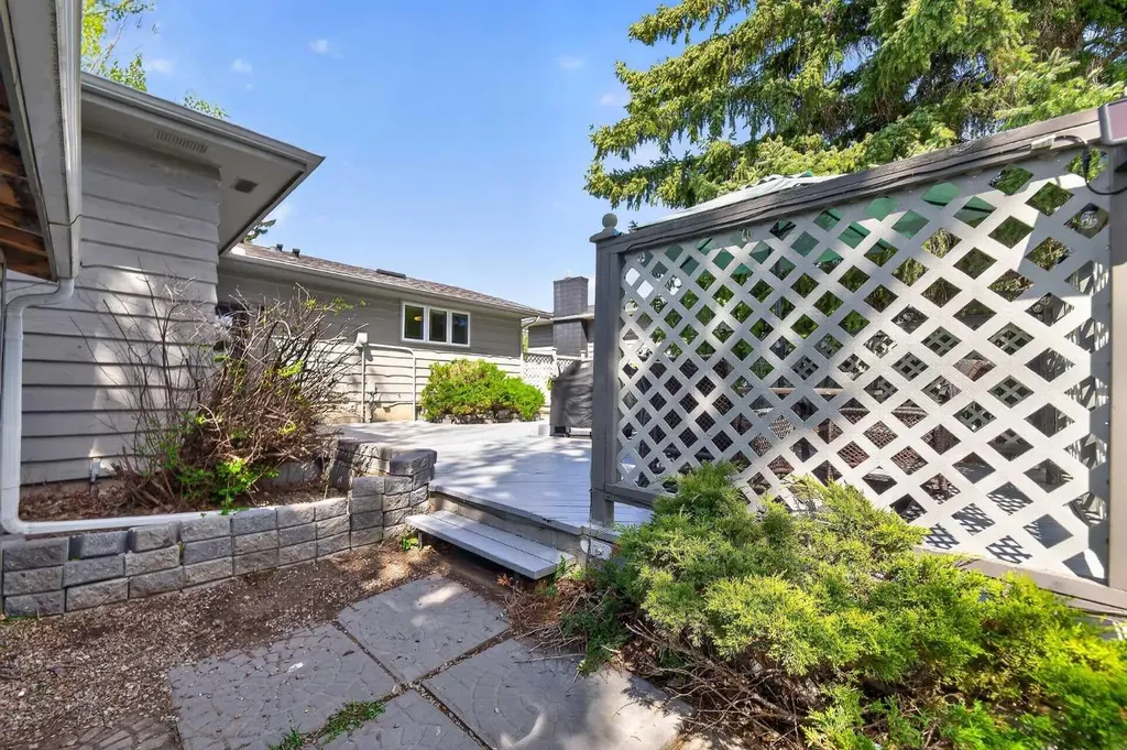 240 Canniff Place SW Calgary AB T2W 2L8