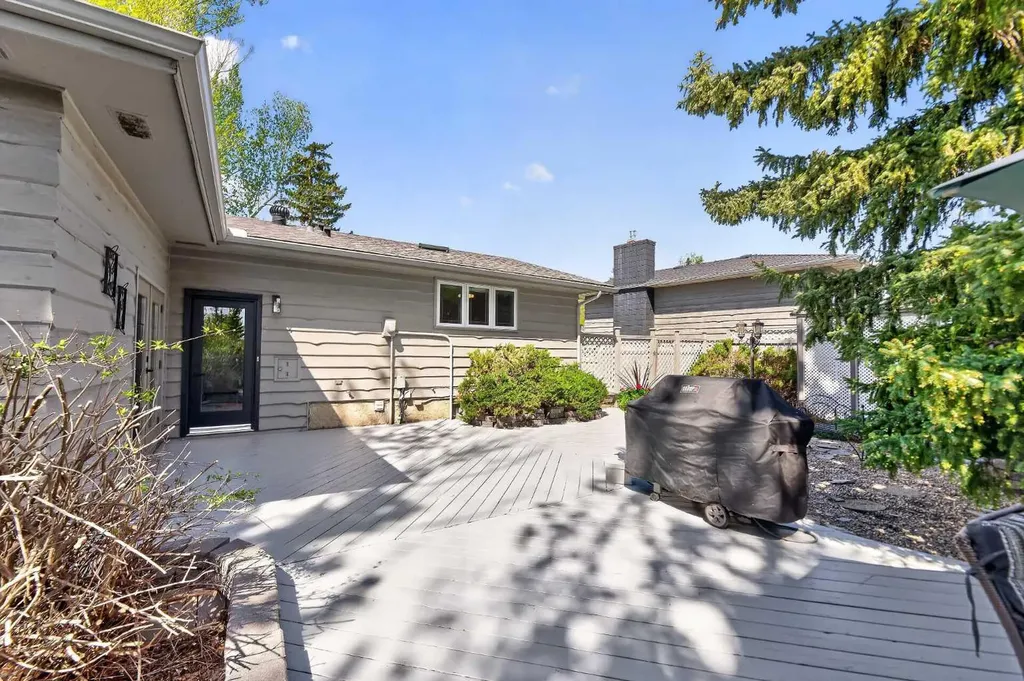 240 Canniff Place SW Calgary AB T2W 2L8