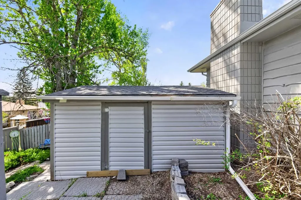 240 Canniff Place SW Calgary AB T2W 2L8