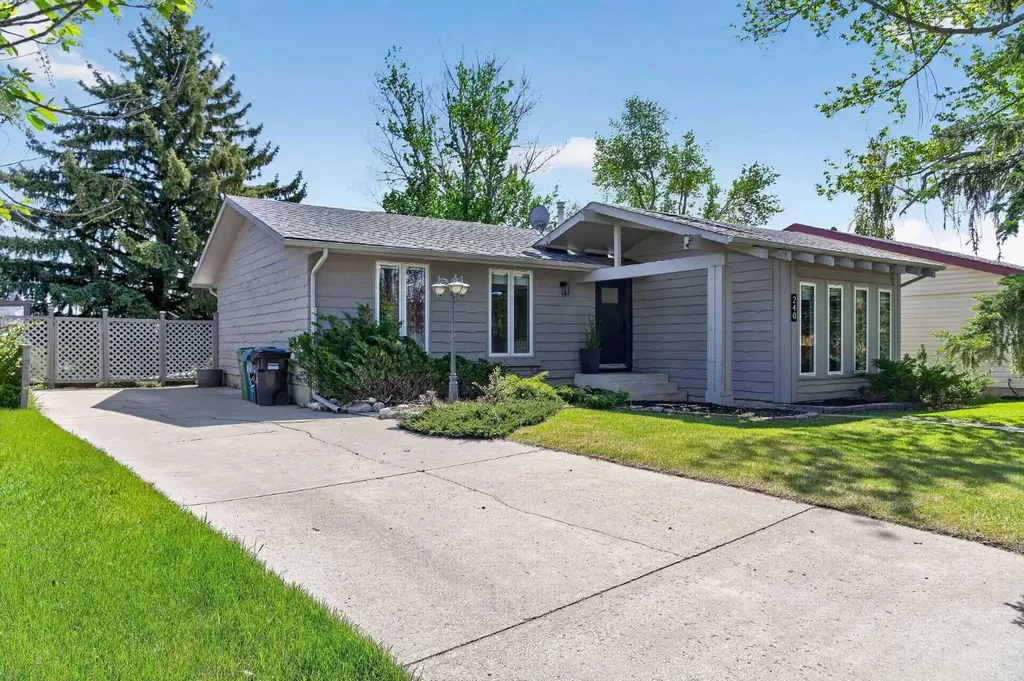 240 Canniff Place SW Calgary AB T2W 2L8