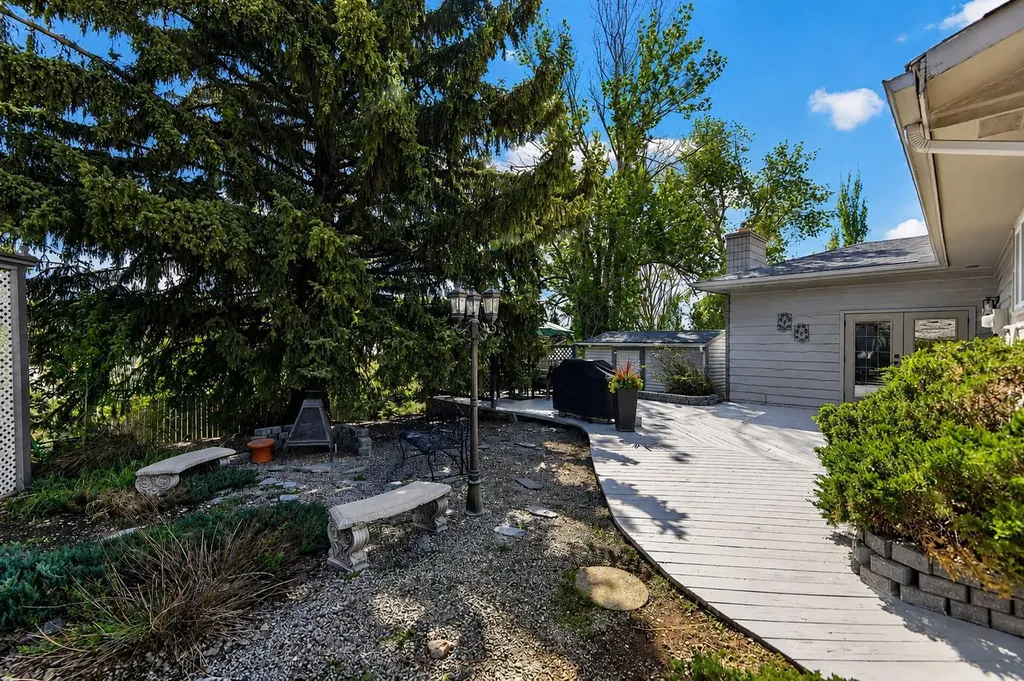 240 Canniff Place SW Calgary AB T2W 2L8