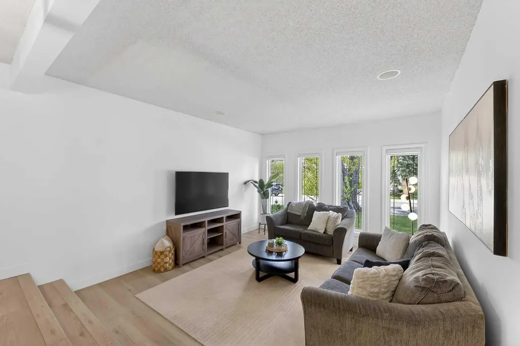 240 Canniff Place SW Calgary AB T2W 2L8