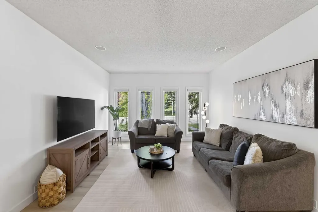 240 Canniff Place SW Calgary AB T2W 2L8