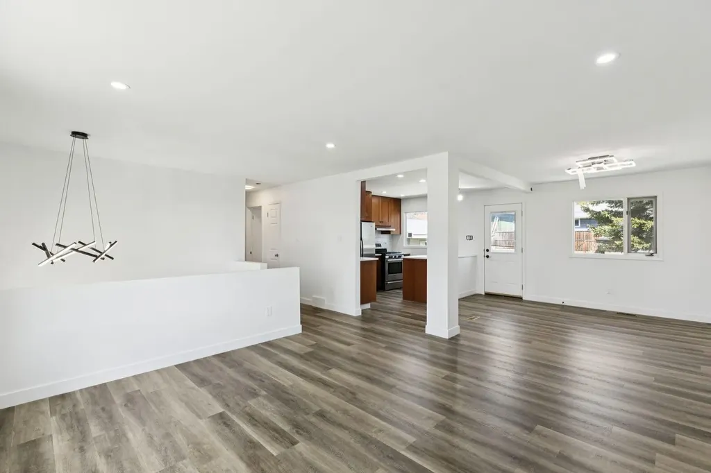 6928 Hunterbow Crescent NW Calgary AB T2K 4R5