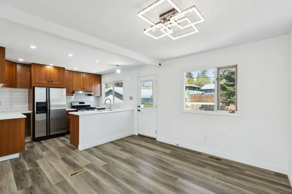 6928 Hunterbow Crescent NW Calgary AB T2K 4R5