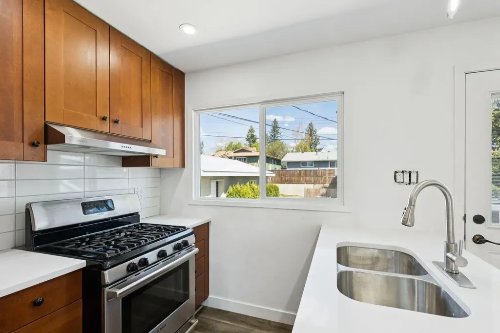 6928 Hunterbow Crescent NW Calgary AB T2K 4R5