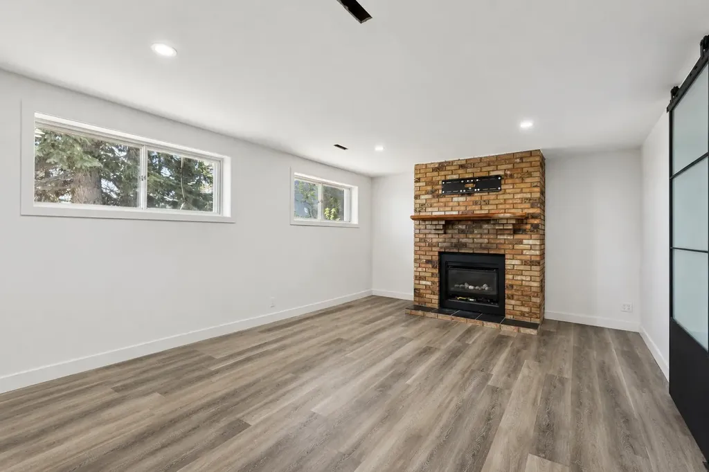 6928 Hunterbow Crescent NW Calgary AB T2K 4R5