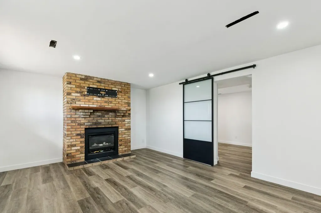 6928 Hunterbow Crescent NW Calgary AB T2K 4R5