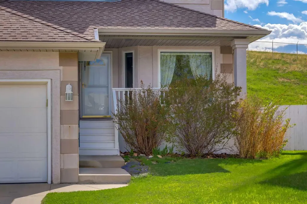 331 Sierra Madre Court SW Calgary AB T3H 3G7
