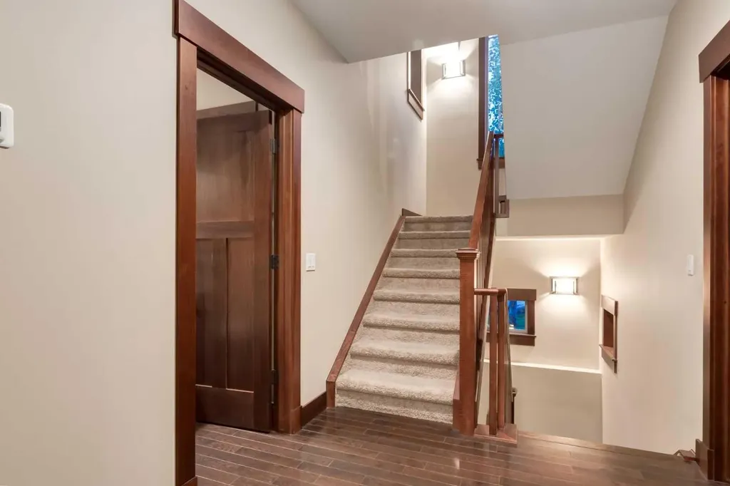250 Crestridge Place SW Calgary AB T3B 5Z2