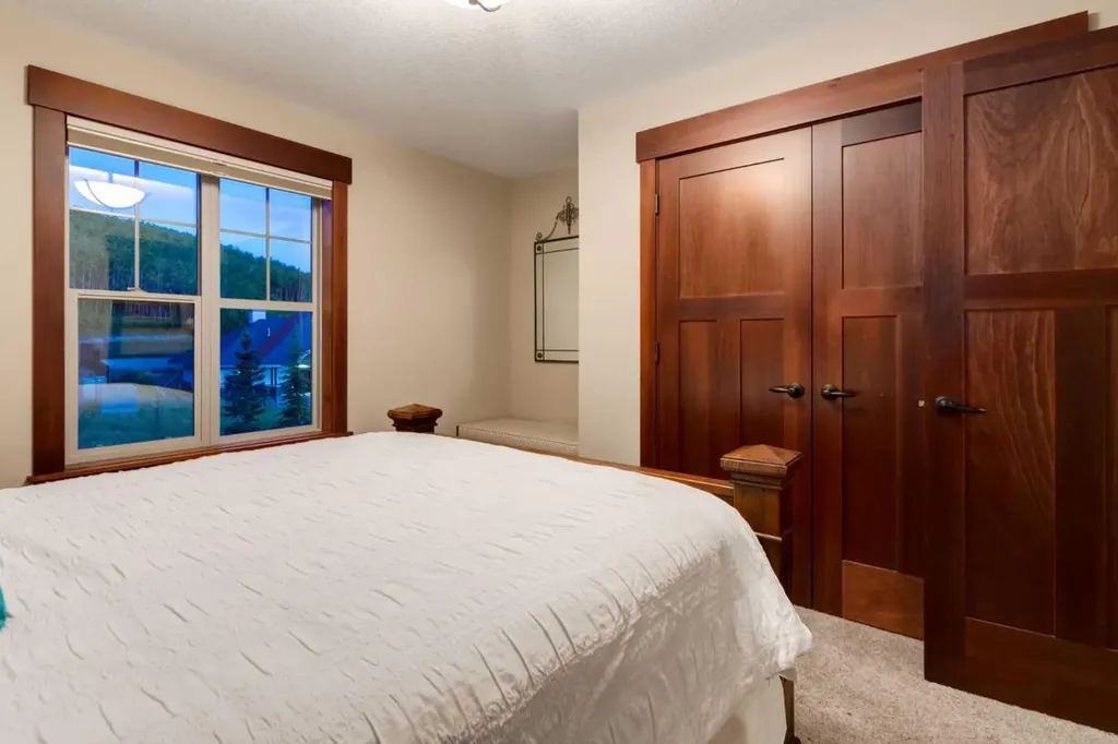 250 Crestridge Place SW Calgary AB T3B 5Z2