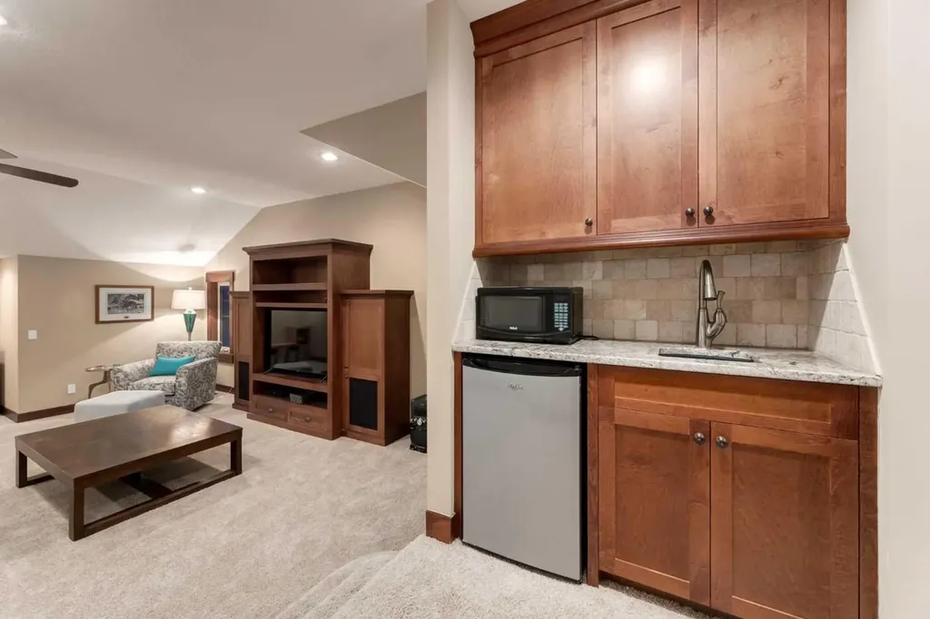 250 Crestridge Place SW Calgary AB T3B 5Z2