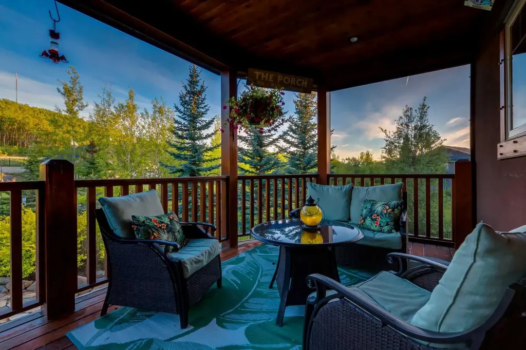 250 Crestridge Place SW Calgary AB T3B 5Z2