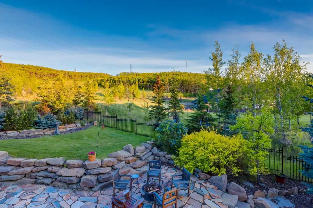 250 Crestridge Place SW Calgary AB T3B 5Z2