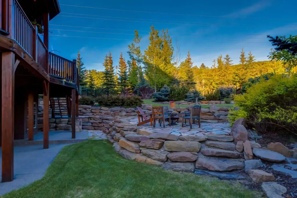 250 Crestridge Place SW Calgary AB T3B 5Z2