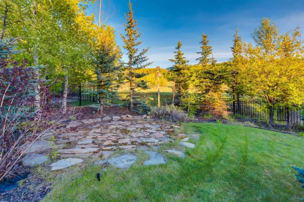 250 Crestridge Place SW Calgary AB T3B 5Z2