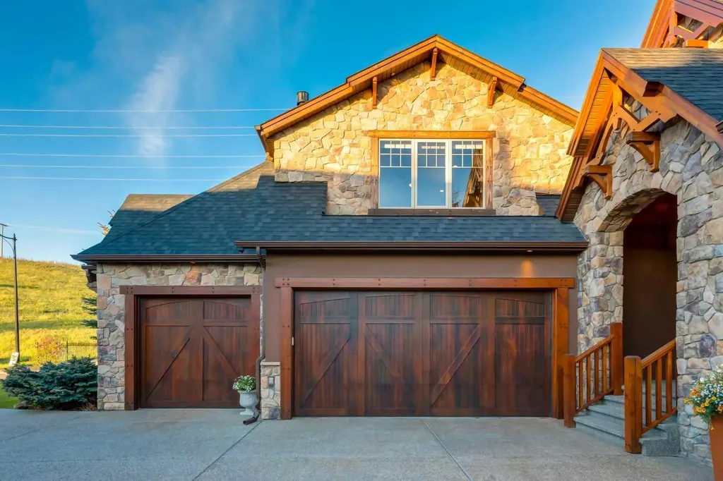 250 Crestridge Place SW Calgary AB T3B 5Z2