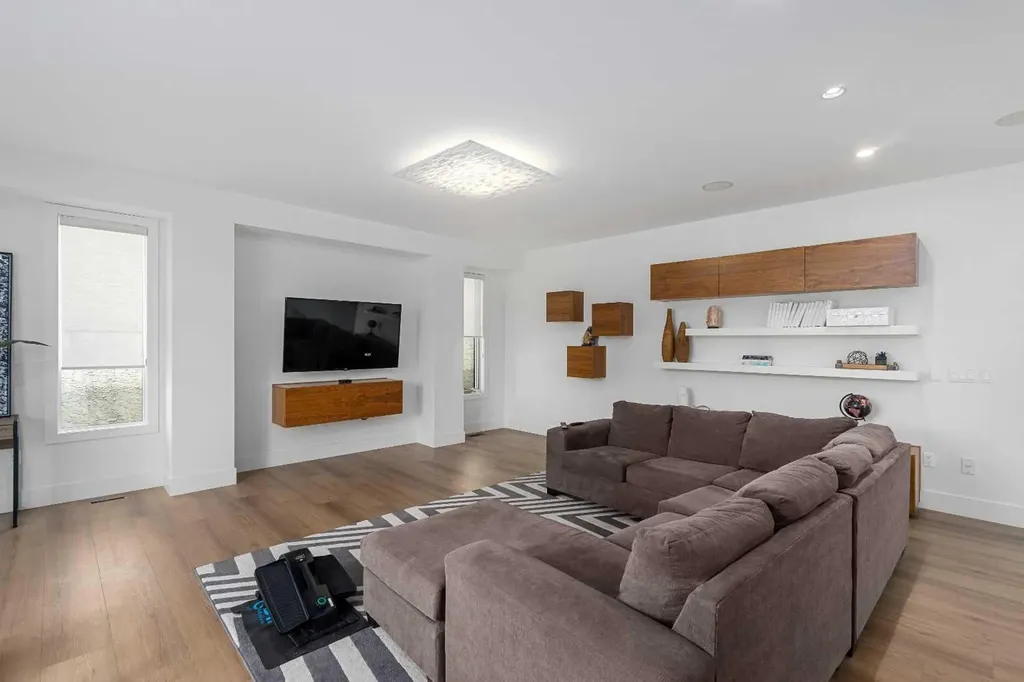 2620 14a Street SW Calgary AB T2T3X7