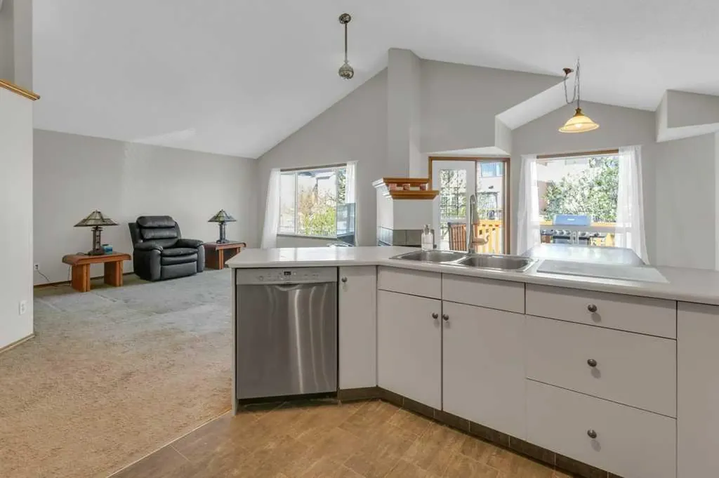 24 Citadel Close NW Calgary AB T3G 4A5