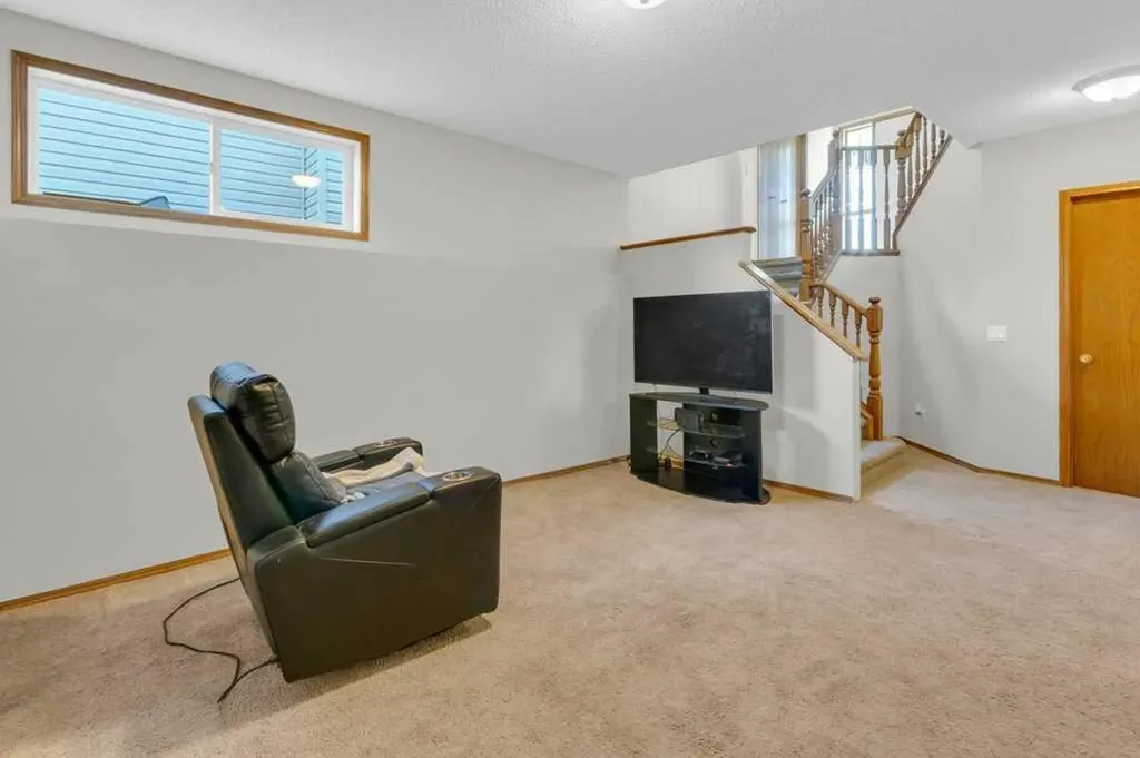 24 Citadel Close NW Calgary AB T3G 4A5