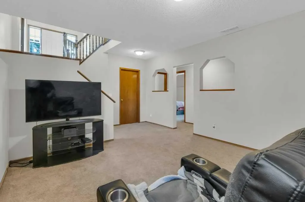 24 Citadel Close NW Calgary AB T3G 4A5