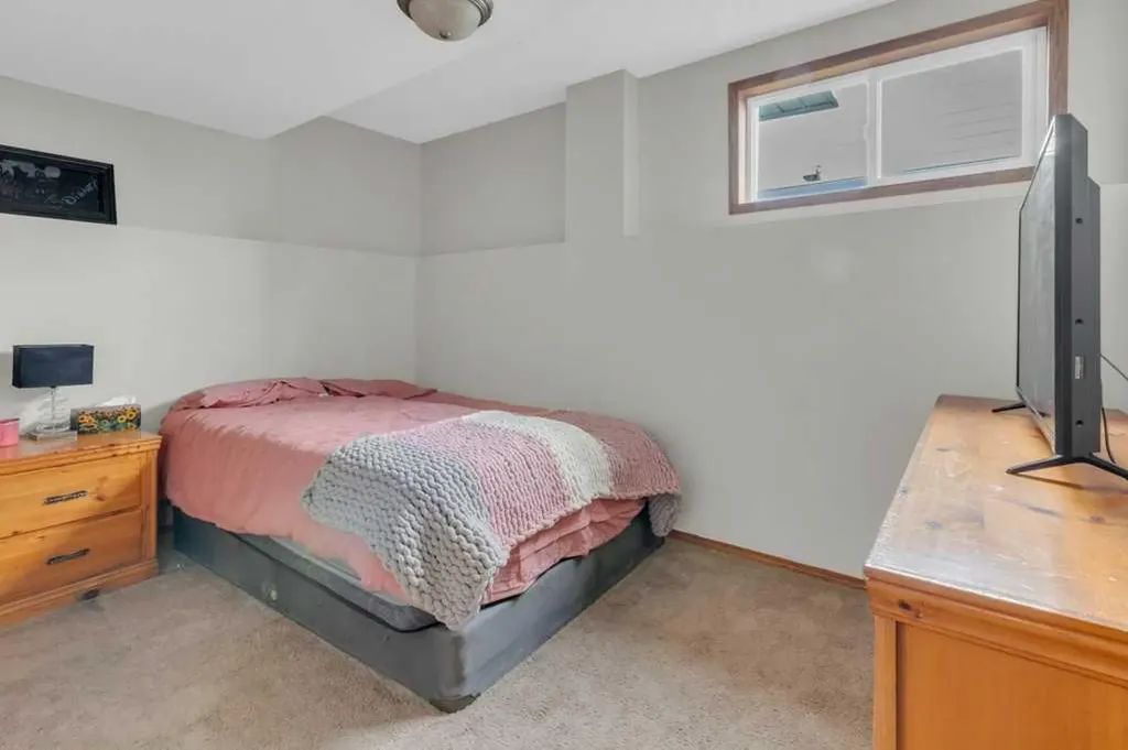 24 Citadel Close NW Calgary AB T3G 4A5