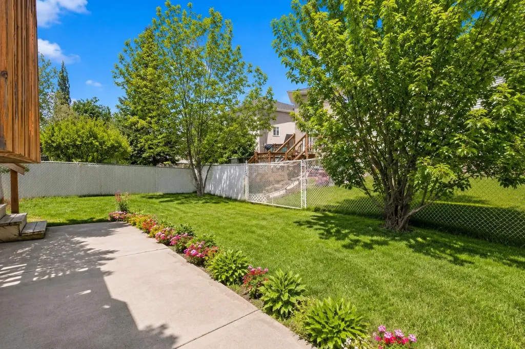 24 Citadel Close NW Calgary AB T3G 4A5