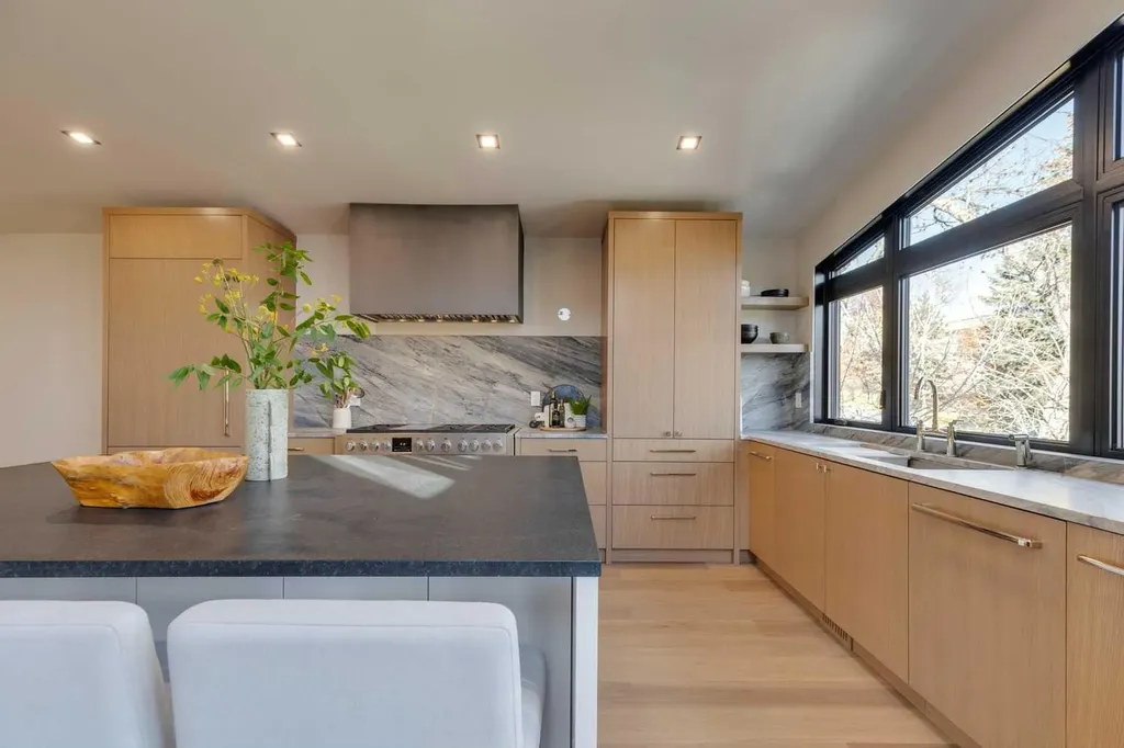 3423 23 Street NW Calgary AB T3L 0T8