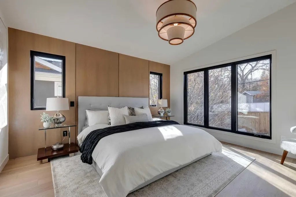 3423 23 Street NW Calgary AB T3L 0T8