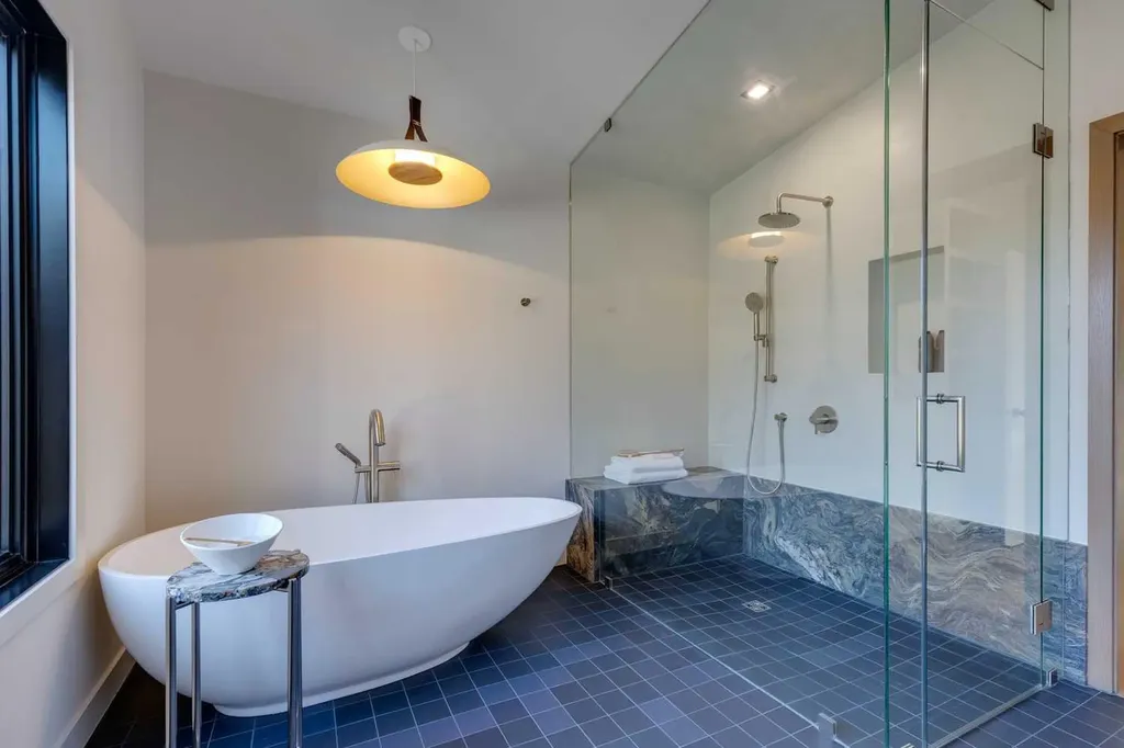 3423 23 Street NW Calgary AB T3L 0T8