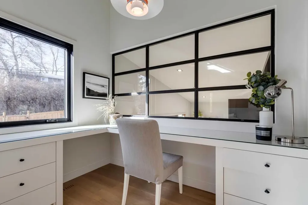 3423 23 Street NW Calgary AB T3L 0T8