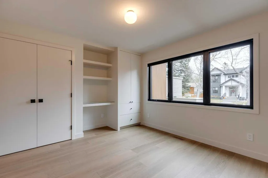 3423 23 Street NW Calgary AB T3L 0T8