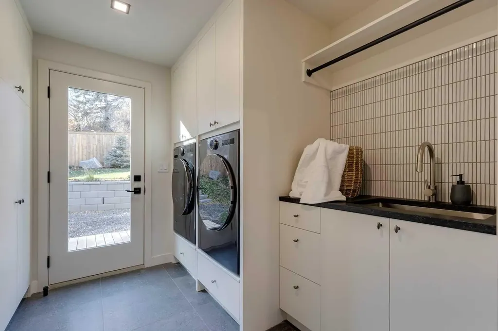 3423 23 Street NW Calgary AB T3L 0T8