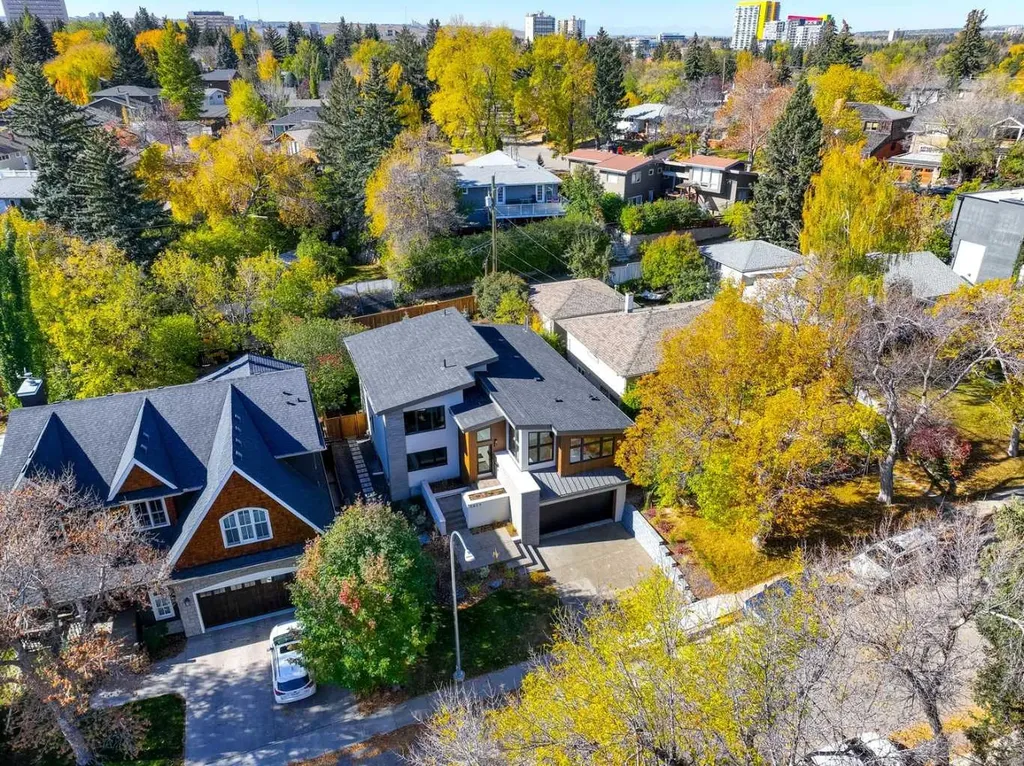 3423 23 Street NW Calgary AB T3L 0T8
