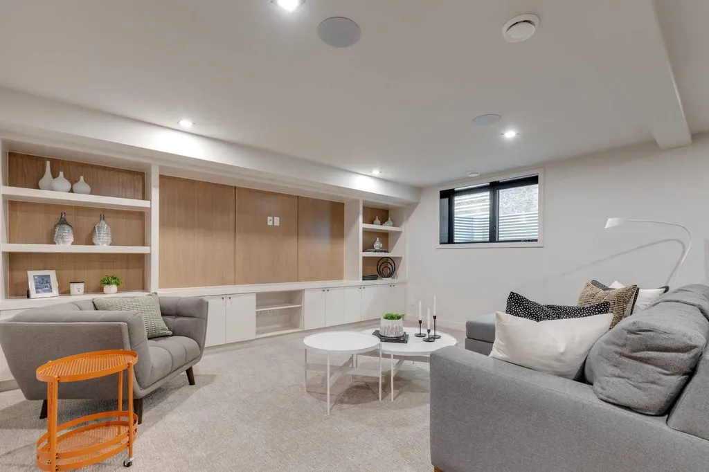 3423 23 Street NW Calgary AB T3L 0T8