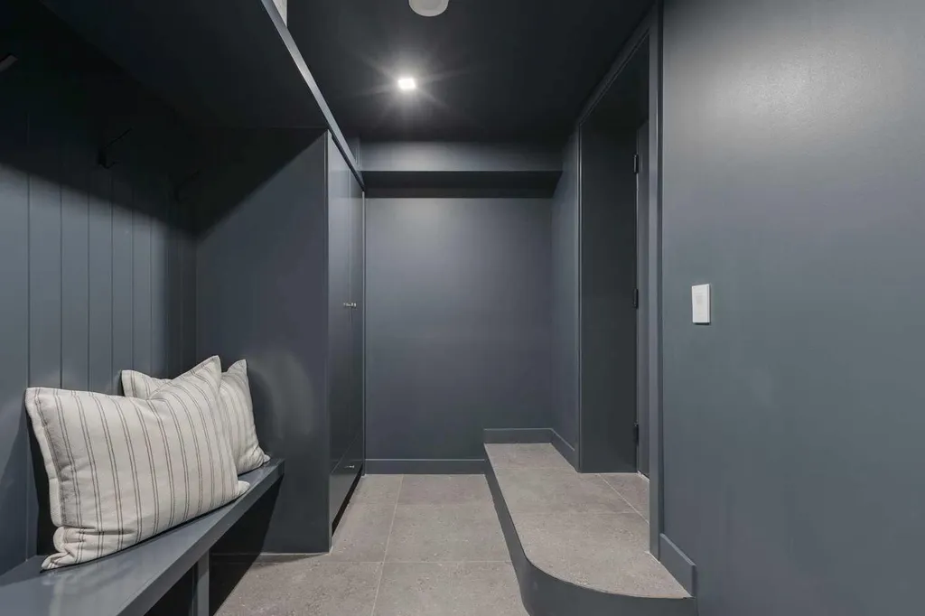 3423 23 Street NW Calgary AB T3L 0T8