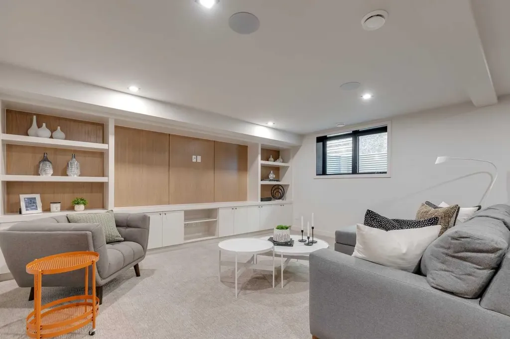 3423 23 Street NW Calgary AB T3L 0T8