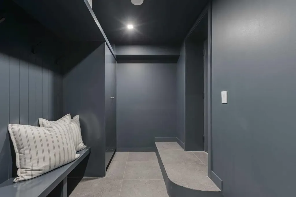 3423 23 Street NW Calgary AB T3L 0T8
