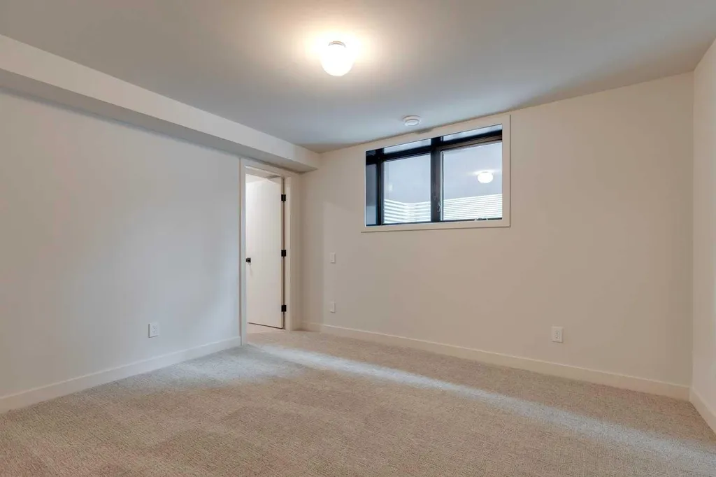 3423 23 Street NW Calgary AB T3L 0T8