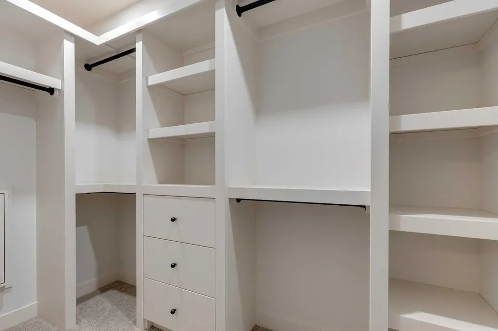 3423 23 Street NW Calgary AB T3L 0T8