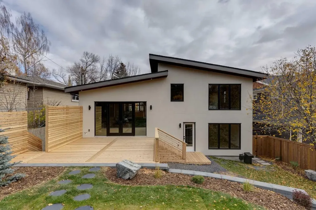 3423 23 Street NW Calgary AB T3L 0T8