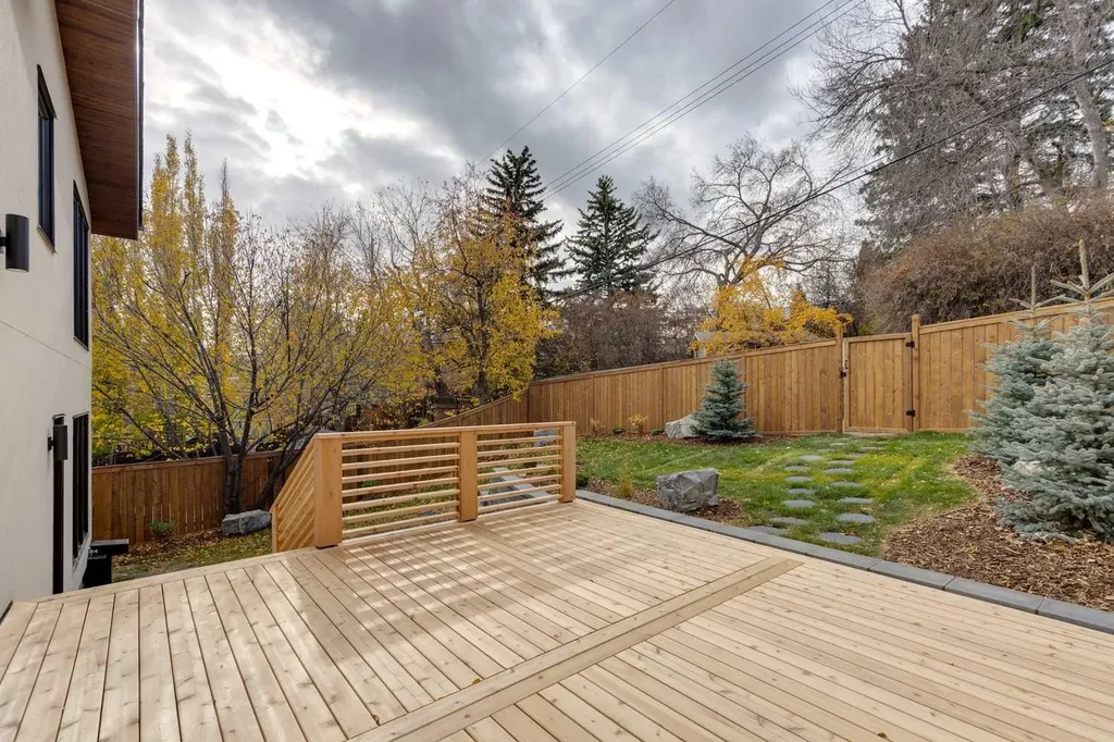3423 23 Street NW Calgary AB T3L 0T8